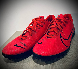 Футбольные бутсы NIKE (1 фото из 3)