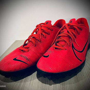 Футбольные бутсы NIKE