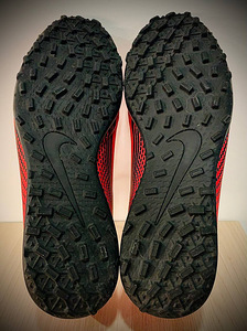 Футбольные бутсы NIKE (2 фото из 3)