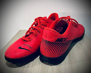 Футбольные бутсы NIKE (3 фото из 3)