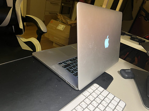 Macbook Pro 15' 16GB Ram, 256 SSD, Mid 2015. No damages. (4 foto / 5)