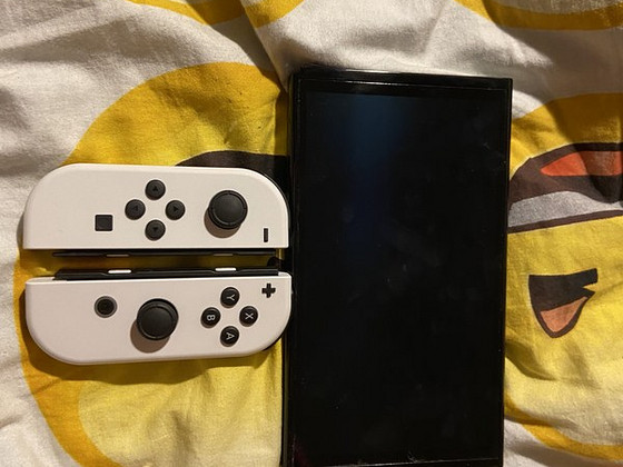 Продам Nintendo Switch Oled 64 GB , без трещин/царапин