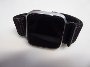 Nutikell Fitbit Versa FB505 + Laadija (2 foto / 5)