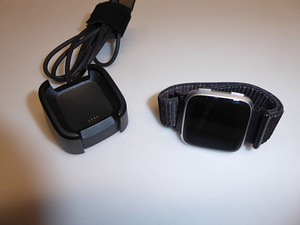 Nutikell Fitbit Versa FB505 + Laadija (3 foto / 5)