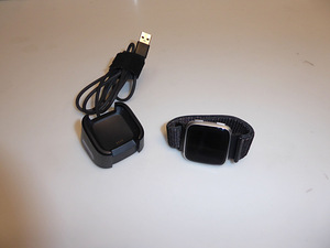 Nutikell Fitbit Versa FB505 + Laadija (4 foto / 5)