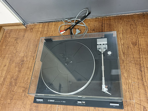 Yamaha P-350 Belt-Drive Semi-Automatic Turntable (2 foto / 3)
