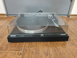 Yamaha P-350 Belt-Drive Semi-Automatic Turntable (1 foto / 3)