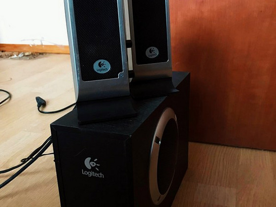 Динамики Logitech с регулируемым басом