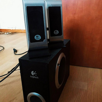 Динамики Logitech с регулируемым басом