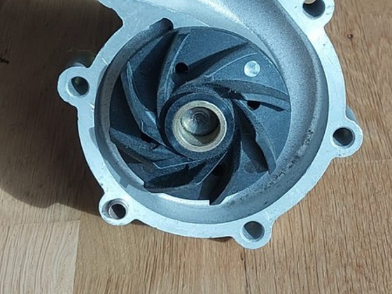 Насос охлаждающей жидкости (помпа) MB 200 2.0 W124 дизель