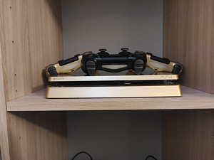 Playstation 4 slim (1 фото из 3)