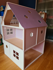 Продается маленький подержанный кукольный домик Roosi (2 фото из 3)