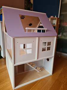 Продается маленький подержанный кукольный домик Roosi (3 фото из 3)