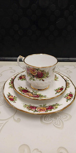 Elizabethan fine bone china (1 foto / 2)