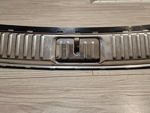 Декоративный молдинг хром в багажник VW TOUAREG 2015-2018 (1 фото из 3)