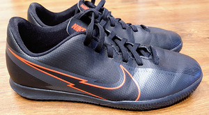 Футбольные бутсы Nike. (1 фото из 2)