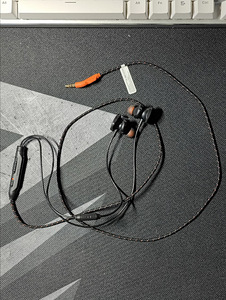 JBL Квант 50 (3 фото из 4)