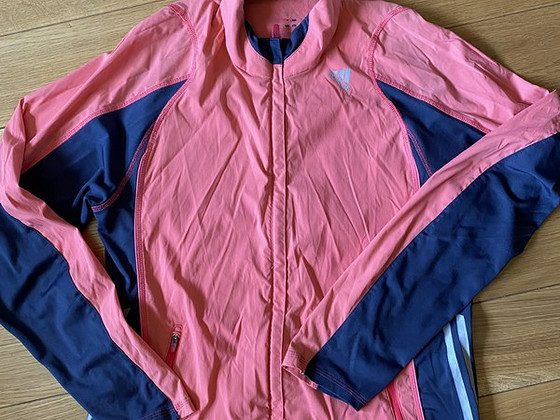 Adidas dressikas,ülikerge ja hea venivusega,suurus 42.