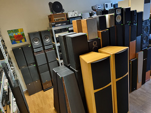 Большой выбор различных динамиков (7 фото из 8)