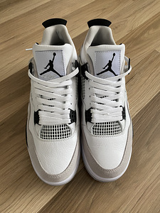 Jordan 4 Retro Military Black (1 foto / 6)