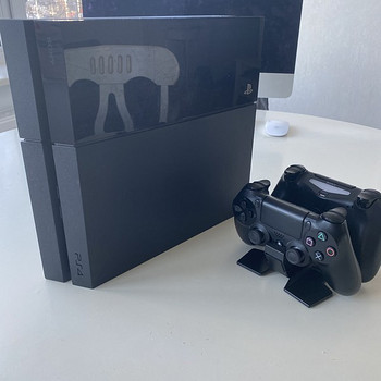 Müüa PS4 + 2 pulti