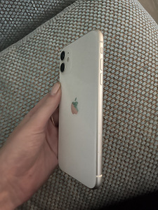 iPhone 11 64гб (3 фото из 3)