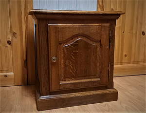 Täispuidust öökapp (1 foto / 1)
