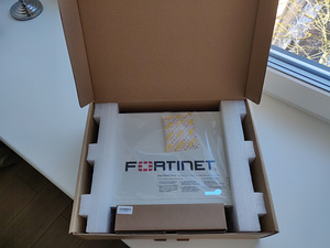 Fortinet FortiSwitch 124F 24x GE RJ45 and 4x 10GE SFP+ (4 foto / 8)