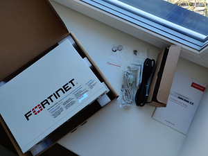 Fortinet FortiSwitch 124F 24x GE RJ45 and 4x 10GE SFP+ (5 foto / 8)