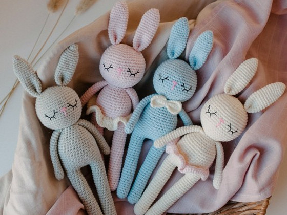 Вязаная игрушка "Зайчик" 27 см