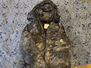 Moncler Jacket (1 foto / 2)