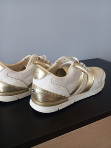 Tommy Hilfiger 36 (1 foto / 3)