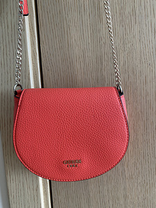 Guess (1 foto / 3)