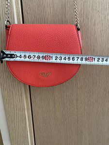 Guess (3 foto / 3)