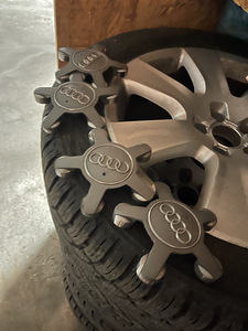Audi Original. 235/55/18 M+S Nokia Hak 6-7 mmAudi A8 D4 (4 foto / 5)