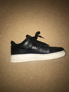 Nike Air Force 1'07 trainers in black and white (1 foto / 3)