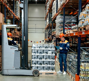 Work in warehouses in the Netherlands. (1 foto no 1)