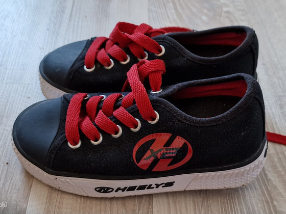 Tennised Heelys rullikutel