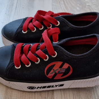 Tennised Heelys rullikutel