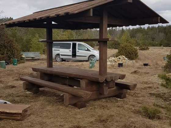 Бревенчатый домик с крышей