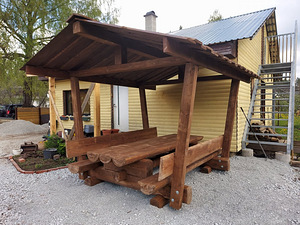 Бревенчатый домик с крышей (2 фото из 2)