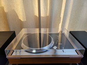 Unamco T-1 2-Speed Belt-Drive Turntable (2 foto / 3)