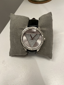 Часи Guess (1 фото из 6)