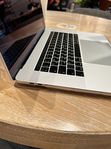 Apple MacBook Pro 2018 | 15,4 дюйма | Сенсорная панель (3 фото из 10)