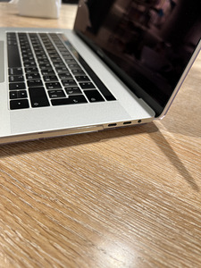 Apple MacBook Pro 2018 | 15,4 дюйма | Сенсорная панель (4 фото из 10)