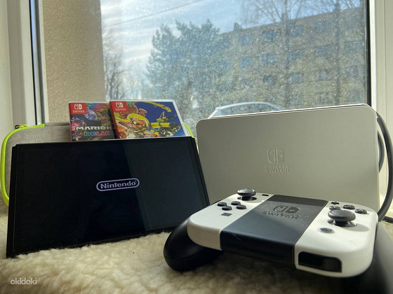 NINTENDO SWITCH + чехол + 2 игры