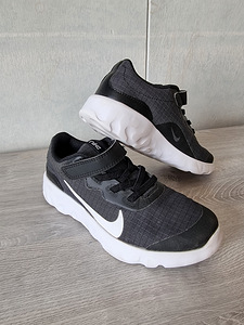 Кроссовки Nike (1 фото из 3)
