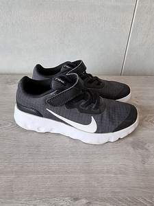 Кроссовки Nike (2 фото из 3)