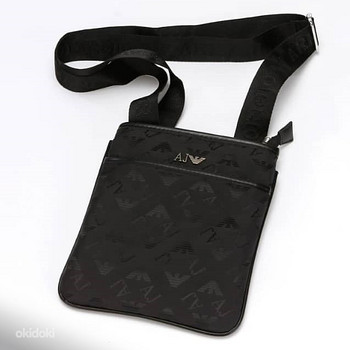 Новые сумки через плечо Armani / Supreme