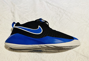Новые кроссовки Nike Team Hustle Quick 2 GS 37.5 (2 фото из 3)